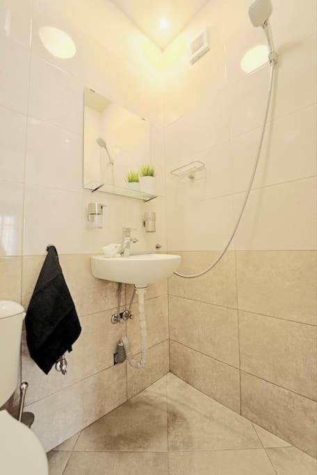 Cozy 2-Bedroom Flat In The Very Center Of Sofia Exterior photo
